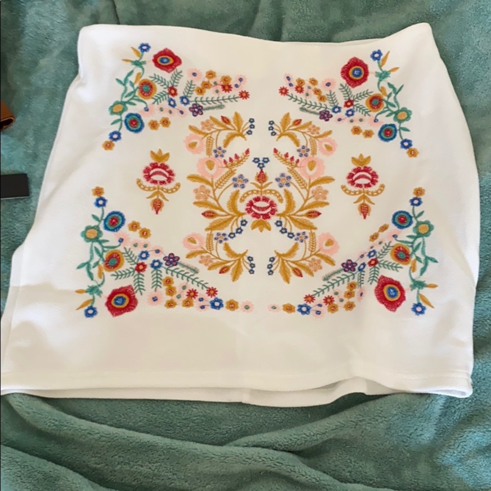 Short floral white skirt